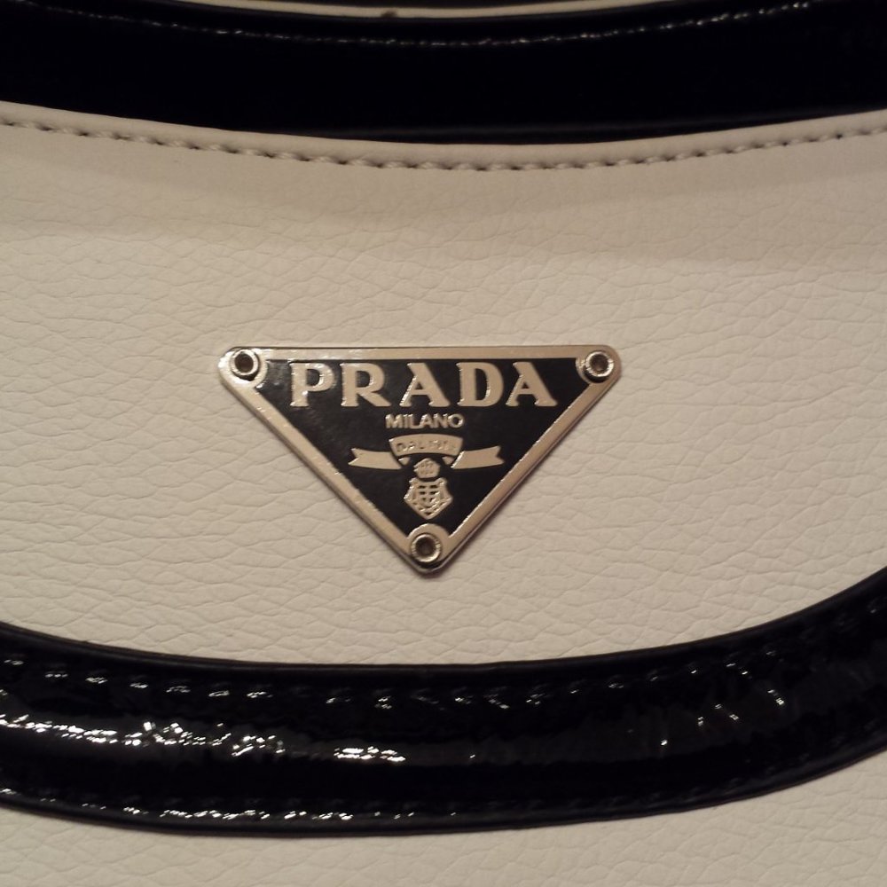 Black and White Handbag - Picture 2 of 4